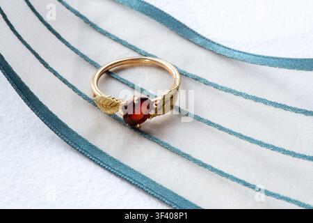 Grossissement d'une bague vintage en grenat de 1970 sertie en or jaune 14 carats, USA Banque D'Images
