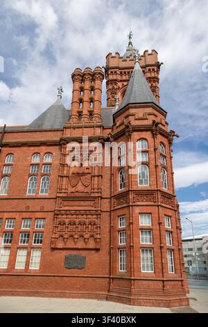 Cardiff Bay, bâtiment du Pierhead, un bâtiment classé Grade 1, construit en terre cuite Banque D'Images