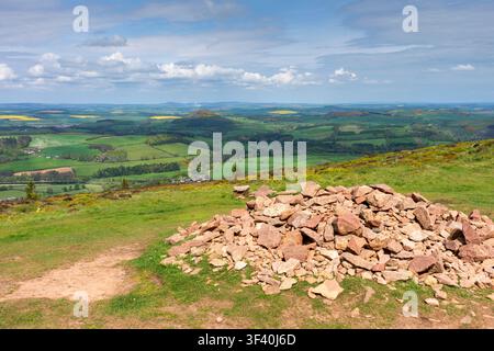 Cairn au sommet de Eildon Hill North, Eildon Hills, près de Melrose, dans les Borders écossais. Écosse, Royaume-Uni Banque D'Images