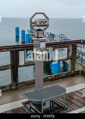 Sellin, Mecklembourg-Poméranie occidentale, Allemagne – 22 juin 2026 : Jumelles à pièces sur la jetée de Sellin surplombant la mer Baltique Banque D'Images