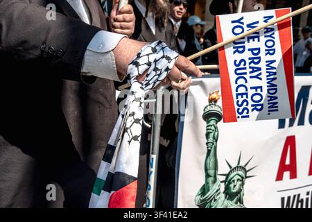 26 juillet 2026, New York, New York, États-Unis : Un membre anti-sioniste de l'organisation orthodoxe juive Neturei Karta International tient une pancarte en soutien à la Palestine et au maire Mamdani alors que les deux côtés de l'Amsterdam Ave dans l'UWS à Manhattan représentent les deux côtés d'un conflit géopolitique international, une côté des sionistes pro-israéliens interpelant Mamdani et le tenant pour responsable d'une agression au couteau visant un Asiatique et un Juif quelques jours auparavant, qualifiant cela d'attaque antisémite, tandis que les membres religieux de NKI, anti-sionistes, appellent à la fin de l'État juif. Les deux côtés se sont criés dessus à travers la rue Banque D'Images