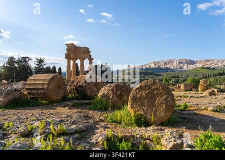 Ruines grecques antiques dans la Vallée des Temples à Agrigente surplombant la ville moderne Banque D'Images