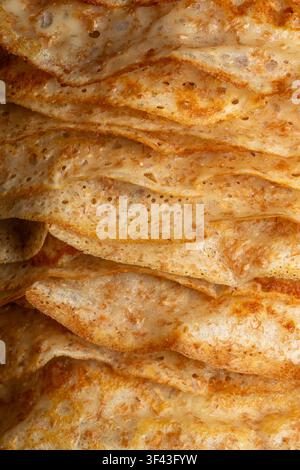 Photo macro de crêpes dorés fins mettant en valeur une texture riche, parfaite pour le design alimentaire. Banque D'Images