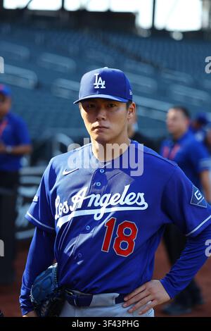 Le lanceur partant des Los Angeles Dodgers Yoshinobu Yamamoto #18 est interviewé sur le terrain avant le match de baseball contre les New York Mets au Citi Field à Corona, New York, vendredi 24 juillet 2026. (Photo : Gordon Donovan) Banque D'Images