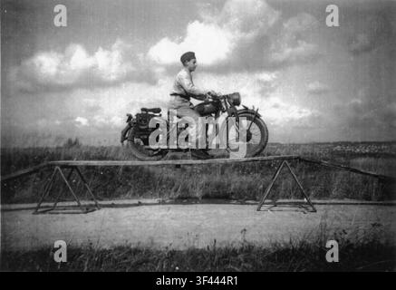 Frivilliga Motorcykelklubben (FMCK) offrant une formation de moto, dans une photographie des archives militaires suédoises. Banque D'Images