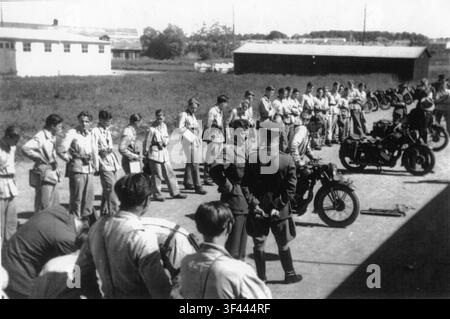 Frivilliga Motorcykelklubben (FMCK) offrant une formation de moto, en mettant l'accent sur la sécurité routière et les compétences de conduite. Banque D'Images