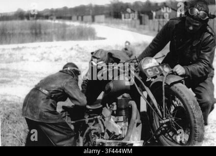 Frivilliga Motorcykelklubben (FMCK) offrant une formation de moto, dans une photographie des archives militaires suédoises. Banque D'Images