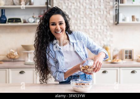 Jeune femme noire souriante préparant un petit-déjeuner sain dans la cuisine, concept de perte de poids Banque D'Images