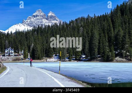 L'Italie, Dolomites, Veneto, le lac de Misurina avec le Lavaredo mountain en arrière-plan Banque D'Images
