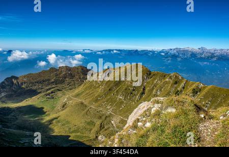 Italie Trentino - Sentier della Pace dans la Val di Concei, Du sommet de la crête qui mène au sommet du Mont Cadria, vous avez une vue panoramique sur th Banque D'Images
