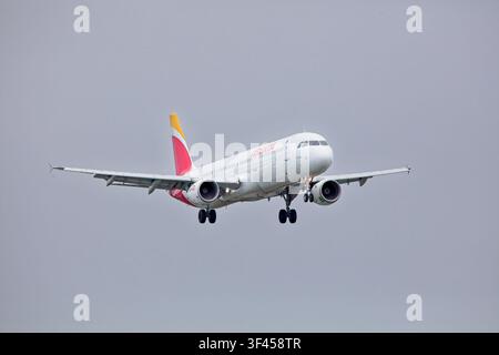 Vantaa, Finlande, Europe - 27 mai 2026 : Airbus A321 d'EC-JDM Iberia atterrissant à l'aéroport d'Helsinki-Vantaa par un temps printanier nuageux. Banque D'Images