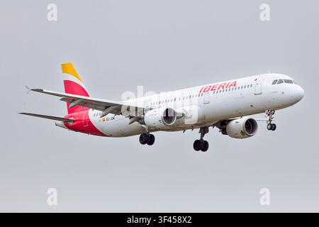 Vantaa, Finlande, Europe - 27 mai 2026 : Airbus A321 d'EC-JDM Iberia atterrissant à l'aéroport d'Helsinki-Vantaa par un temps printanier nuageux. Banque D'Images