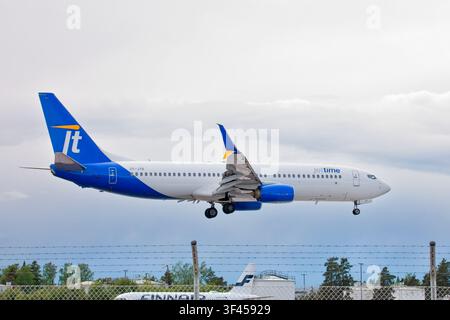 Vantaa, Finlande, Europe - 27 mai 2026 : OY-JYB Jettime Boeing 737-800 atterrissant à l’aéroport d’Helsinki-Vantaa par temps de printemps nuageux. Banque D'Images