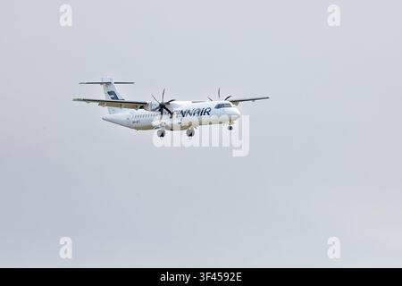 Vantaa, Finlande, Europe - 27 mai 2026 : OH-ATI Finnair ATR 72-500 atterrissant à l’aéroport d’Helsinki-Vantaa par un temps printanier nuageux. Banque D'Images