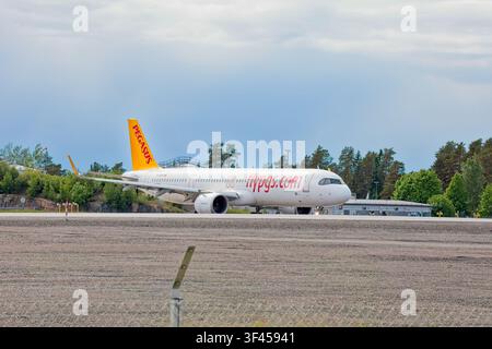 Vantaa, Finlande, Europe - 27 mai 2026 : L’Airbus A321neo TC-RFP Pegasus décolle à l’aéroport d’Helsinki-Vantaa par un temps printanier nuageux. Banque D'Images
