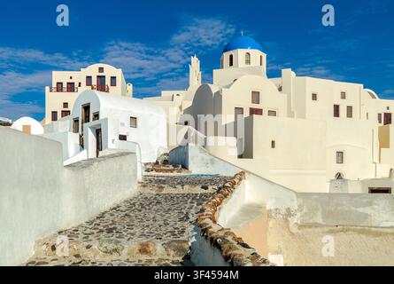 Grèce, Santorin : village d'Oia, l'église orthodoxe de la Sainte-Croix Banque D'Images