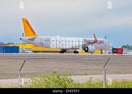 Vantaa, Finlande, Europe - 27 mai 2026 : L’Airbus A321neo TC-RFP Pegasus décolle à l’aéroport d’Helsinki-Vantaa par un temps printanier nuageux. Banque D'Images