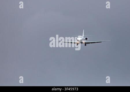 Vantaa, Finlande, Europe - 27 mai 2026 : N979QS NetJets Cessna 680A Citation Latitude atterrissant à l'aéroport d'Helsinki-Vantaa par temps de printemps nuageux. Banque D'Images