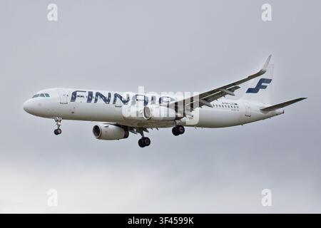 Vantaa, Finlande, Europe - 27 mai 2026 : OH-LZS Finnair Airbus A321-231 atterrissant à l'aéroport d'Helsinki-Vantaa par temps de printemps nuageux. Banque D'Images
