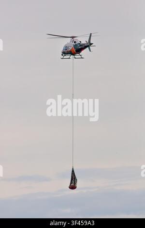 Vantaa, Finlande, Europe - 27 mai 2026 : OH-HVM Garde frontalière (Rajavartiolaitos) AgustaWestland AW119Ke Koala en vol stationnaire à l’aéroport de Helsinki-Vantaa Banque D'Images