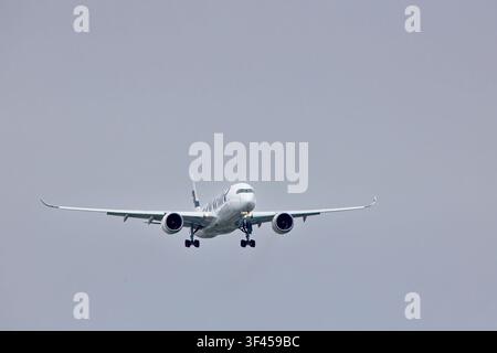 Vantaa, Finlande, Europe - 27 mai 2026 : OH-LWD Finnair Airbus A350-941 atterrissant à l’aéroport d’Helsinki-Vantaa par temps de printemps nuageux. Banque D'Images
