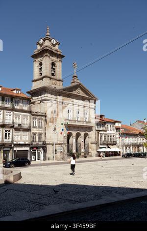 Guimarães, 26 juillet 2026 ; Igreja dos terceiros, une église historique avec un clocher, dominant une place publique ensoleillée à Guimarães. Banque D'Images