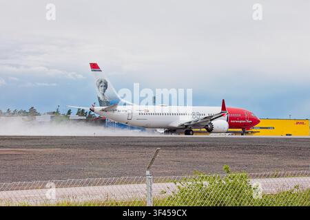 Vantaa, Finlande, Europe - 27 mai 2026 : SE-RTB Norwegian Air Boeing 737 Max 8 décollant à l'aéroport d'Helsinki-Vantaa par temps de printemps nuageux. Banque D'Images