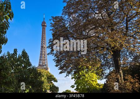 France, Paris, la tour Eiffel vue depuis la place Varsovie Banque D'Images