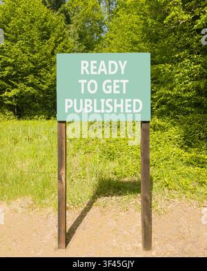 Prêt à obtenir le symbole des mots publiés. Mots conceptuels prêts à être publiés sur un beau panneau routier vert. Beau fond de forêt. Prêt à l'emploi Banque D'Images