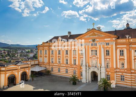 Cour historique de l'abbaye de Melk à Melk, en Autriche, présentant une magnifique architecture baroque sous un ciel d'été dramatique avec des rayons de soleil. Culte célèbre Banque D'Images
