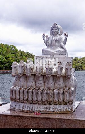 Photo d'une statue en marbre blanc représentant le dieu solaire hindou, Lord Surya, chevauchant son char céleste tiré par sept chevaux. Situé au bord du Banque D'Images