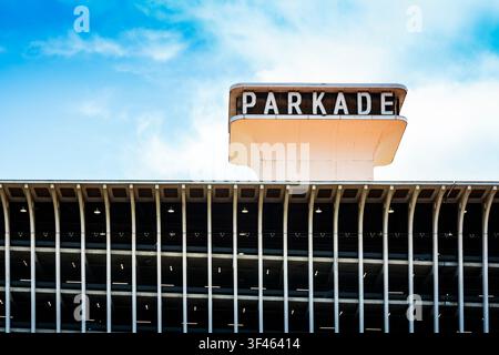 Un bâtiment de parking à plusieurs étages avec une enseigne, l'extérieur, vue en contre-plongé Banque D'Images