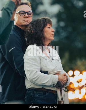 Couple mûr s'embrassant avec des expressions sérieuses à l'extérieur Banque D'Images