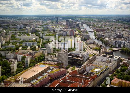 Vue panoramique aérienne de Berlin, Allemagne, avec horizon urbain, rivière, ponts, bâtiments résidentiels, parcs verdoyants et ciel nuageux spectaculaire, montrant le Banque D'Images