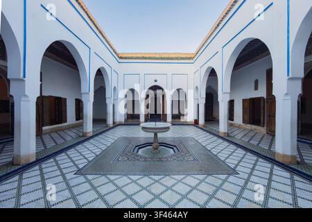 Cour du Bahia Palace, un bâtiment du XIXe siècle, sols carrelés et une fontaine. Banque D'Images