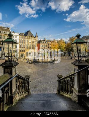 AIX-LA-CHAPELLE, ALLEMAGNE - 13 OCTOBRE 2019 : Vue de la place du marché historique (Marktplatz) et de la fontaine Karlsbrunnen encadrée par des marches en pierre par une journée d'automne ensoleillée Banque D'Images