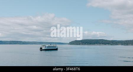 Croisières en ferry sur une mer bleue et calme Banque D'Images