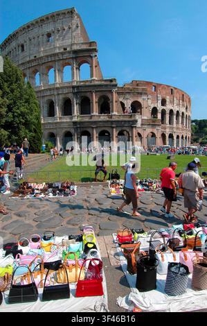 Italie Lazio Latium Rome Marchands de rue autour du Colisée Banque D'Images