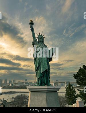 Réplique de la Statue de la Liberté avec un fond du pont de l'arc-en-ciel à Odaiba Banque D'Images