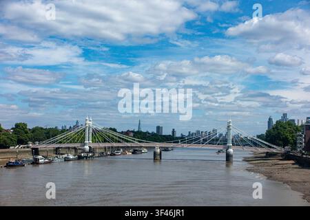 Marée basse sur la Tamise et le pont Chesea, Cité de Westminster, borough londonien de Wandsworth, borough royal de Kensington et Chelsea Banque D'Images