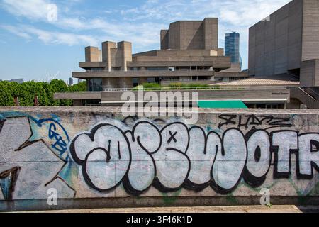 Une vue depuis le pont de Waterloo sur la Tamise et le complexe South Bank en direction de la City de Londres Banque D'Images