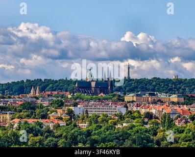 Vue panoramique de Prague mettant en scène le château de Prague, la cathédrale Saint-Guy, des bâtiments historiques aux toits de tuiles rouges et la tour d'observation de Petřín qui s'élève au-dessus Banque D'Images