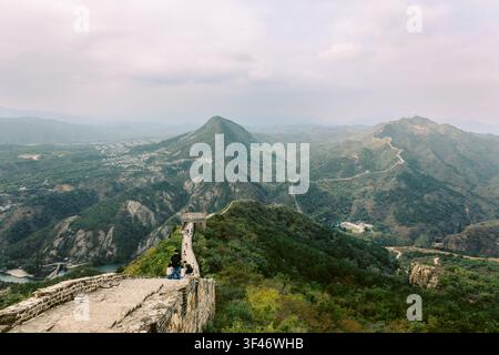 Vue aérienne de la section Simatai de la Grande Muraille de Chine dans son état original, non restauré. Tours de guet perchées sur des sommets montagneux, Pékin, Chine. Photo de haute qualité Banque D'Images