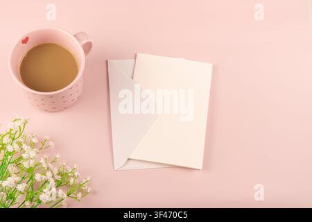 Maquette de carte de la fête des mères avec café et fleurs, fond rose doux, espace de copie à droite Banque D'Images