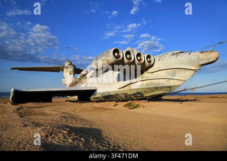 L'ekranoplan de classe LUN soviétique abandonné sur la côte de la mer Caspienne. Dagestan. Russie Banque D'Images