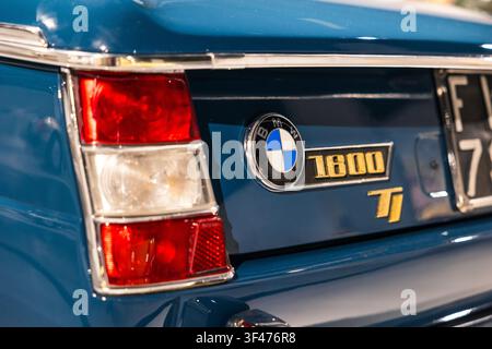 Logo BMW à l’arrière d’une BMW 1800 TI exposée au Musée national de l’automobile de Turin Banque D'Images