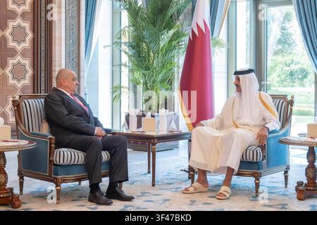 L'émir du Qatar honore l'ambassadeur hongrois sortant au palais de Lusail. L'émir du Qatar, cheikh Tamim bin Hamad Al Thani, reçoit l'ambassadeur hongrois Ferenc Korom et lui remet la médaille Al Wajbah lors d'une réunion au palais de Lusail à Doha, Qatar, le 27 juillet 2026. La réunion a eu lieu à l'occasion de la fin du mandat de l'ambassadeur dans le pays. Photo par Bureau de l'Emiri Diwan apaimages Doha Doha Qatar 270726 Qatar QPO 001 Copyright: xapaimagesxEmirixDiwanxOfficexxapaimagesx Banque D'Images