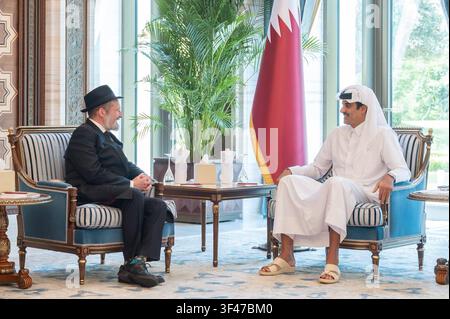 L'émir du Qatar reçoit le chef de l'Alliance des rabbins à Doha L'émir du Qatar, Cheikh Tamim bin Hamad Al Thani, reçoit Rabbi Mendy Chitrik, président de l'Alliance des rabbins dans les États islamiques, au palais de Lusail à Doha, Qatar, le 27 juillet 2026. Photo du Bureau du Diwan Émirien  apaimages Doha Doha Qatar 270726 Qatar QPO 012 Copyright: xapaimagesxEmirixDiwanxOfficexxapaimagesx Banque D'Images