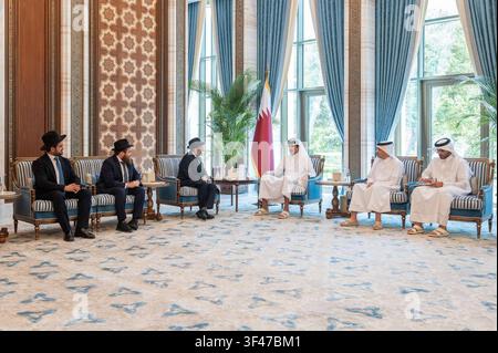 L'émir du Qatar reçoit le chef de l'Alliance des rabbins à Doha L'émir du Qatar, cheikh Tamim bin Hamad Al Thani, reçoit Rabbi Mendy Chitrik, président de l'Alliance des rabbins dans les États islamiques, au palais de Lusail à Doha, Qatar, le 27 juillet 2026. Photo du Bureau de l'émir Diwan apaimages Doha Doha Qatar 270726 Qatar QPO 011 Copyright : xapaimagesxEmirixDiwanxOfficexxapaimagesx Banque D'Images