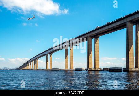 Brésil, Rio de Janeiro, Niteroi le pont dans la baie de Guanabara Banque D'Images